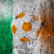 Irlande : Ballon de foot sur mur grunge