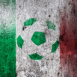 Italie : Ballon de foot sur mur grunge