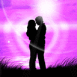 Couple s'embrassant au crépuscule