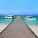 Bateaux amarés sur un quai allant vers l'horizon (Maldives)