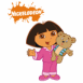 Dora tenant un ours en peluche